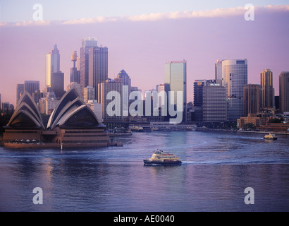 Fähre oder dem Wassertaxi überqueren Sydney Hafen bei Sonnenaufgang Stockfoto