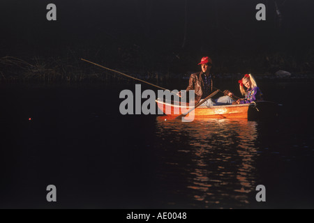 Vater und Tochter Angeln im See von kleines Ruderboot im Abendlicht Stockfoto