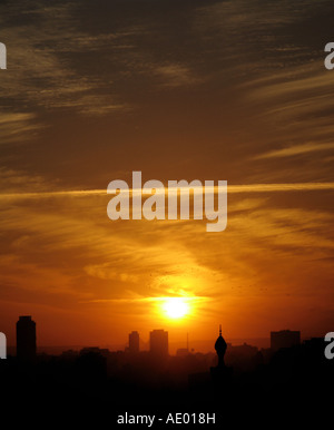 Sonnenuntergang am Wohngebiet im alten Teil der Stadt von Kairo gesehen vom Parc Al-Azhar in die Richtung von Gizeh - Silhouette Stockfoto