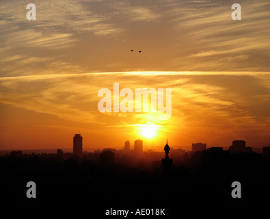 Sonnenuntergang am Wohngebiet im alten Teil der Stadt von Kairo gesehen vom Parc Al-Azhar in die Richtung von Gizeh - Silhouette Stockfoto