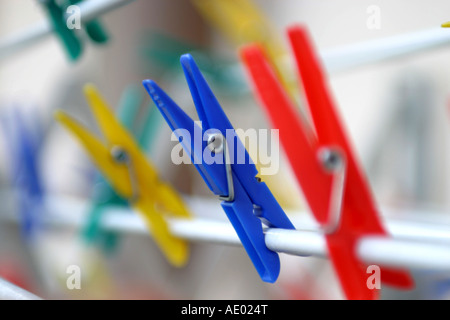 bunte Wäscheklammern Stockfoto