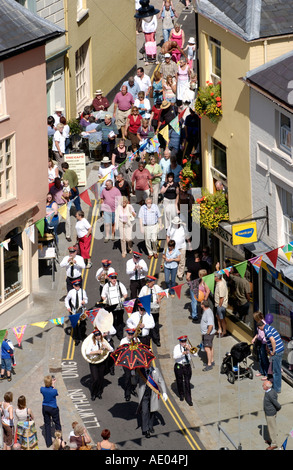 Unnachgiebig Jazz Band März auf der Straße in Brecon Jazz Festival Powys Wales UK Stockfoto