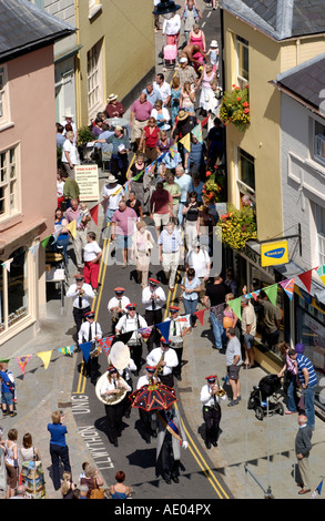 Unnachgiebig Jazz Band März auf der Straße in Brecon Jazz Festival Powys Wales UK Stockfoto