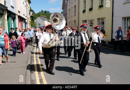 Unnachgiebig Jazz Band März auf der Straße in Brecon Jazz Festival Powys Wales UK Stockfoto