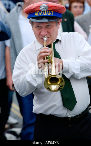 Unnachgiebig Jazz Band März auf der Straße in Brecon Jazz Festival Powys Wales UK Stockfoto