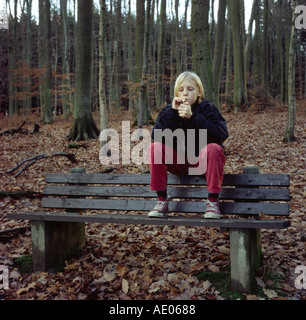 junge heimlich rauchen im Wald Stockfoto