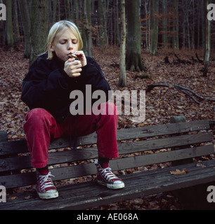 junge heimlich rauchen im Wald Stockfoto