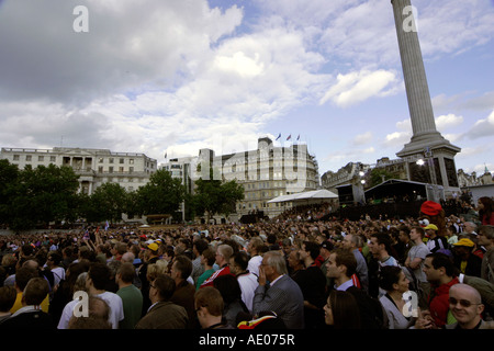 Kundenansturm auf dem Londoner Trafalgar Square, die Eröffnungsfeier der Tour De France 2007 zu sehen Stockfoto