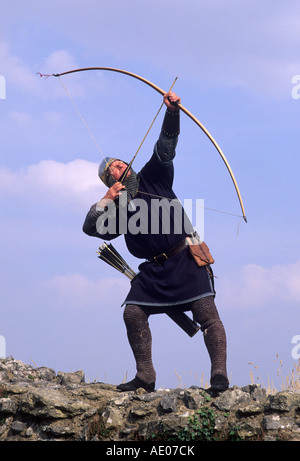 Mittelalterlicher Bogenschütze Bowman Pfeil und Bogen Langbogen Bogenschiessen Bogenschützen Bogen Pfeile Aktion englischen Langbogen Köcher Waffe Tunnelzug Stockfoto