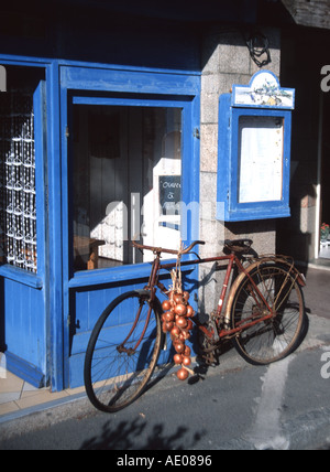 Zwiebel Verkäufer Fahrrad außerhalb Restaurants in Roscoff Stockfoto