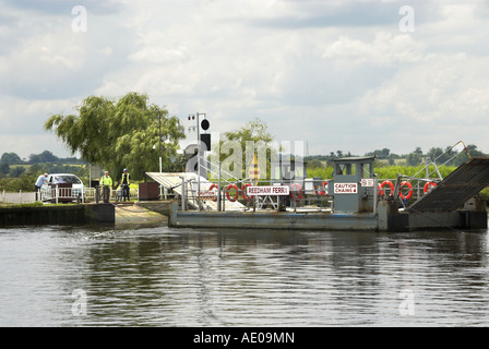 Reedham-Fähre über den Fluß Yare Norfolk Braods England Stockfoto