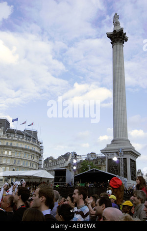 Kundenansturm auf dem Londoner Trafalgar Square, die Eröffnungsfeier der Tour De France 2007 zu sehen Stockfoto