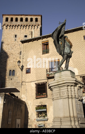 Plaza de San Martin Platz mit Denkmal Juan Bravo Torreón de Lozoya Gebäude, Segovia, Kastilien und Leon, Spanien Stockfoto