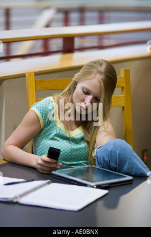 College Girl Studying in Bibliothek Stockfoto