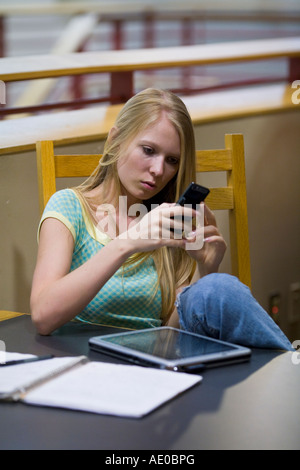 College Girl Studying in Bibliothek Stockfoto