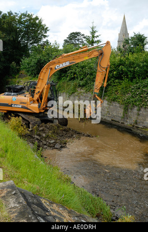 Umweltagentur Digger Clearing Steinen zu erleichtern Hochwasserrisiko, Fluß Wyre Ceredigion Stockfoto