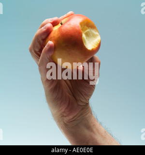 HERR MANN HAND HÄLT EINEN APFEL GEBISSEN PINK LADY Stockfoto