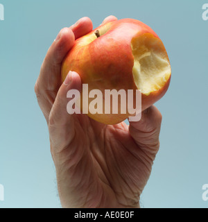 HERR MANN HAND HÄLT EINEN APFEL GEBISSEN PINK LADY Stockfoto