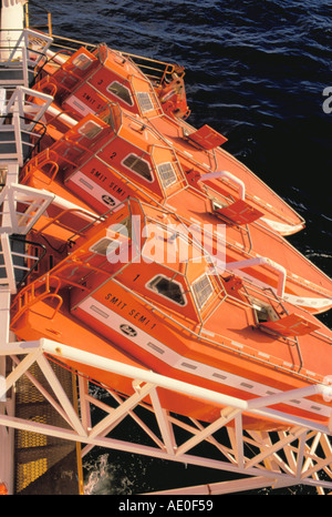 Freier fall selbst aufrichtende Rettungsboote auf einer Bohrinsel; "Halb 1'. Stockfoto