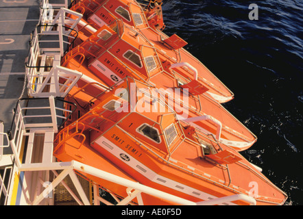 Freier fall selbst aufrichtende Rettungsboote auf einer Bohrinsel; "Halb 1'. Stockfoto