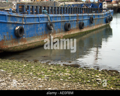 Altreifen als Stoßfänger an der Seite ein kleines Boot Stockfoto