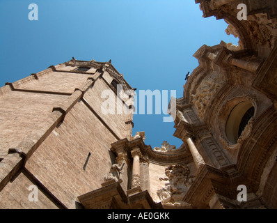 Barocke Eisen Tür und Micalet (Glockenturm). Kathedrale von Valencia. Spanien Stockfoto