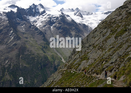 Wanderer auf einer Höhenlage zu durchqueren, oberhalb der Baumgrenze, Gran Paradiso Nationalpark Stockfoto