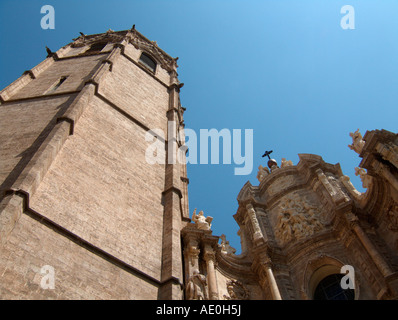 Barocke Eisen Tür und Micalet (Glockenturm). Kathedrale von Valencia. Spanien Stockfoto