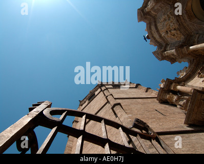 Barocke Eisen Tür und Micalet (Glockenturm). Kathedrale von Valencia. Spanien Stockfoto