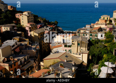 Riomaggiore Cinque Terre, mit Morgenlicht, erhöhte Ansicht Stockfoto
