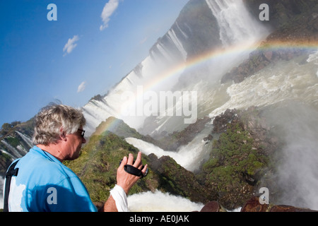 Mann mittleren Alters Dreharbeiten Iguazu Wasserfälle, Brasilien Stockfoto