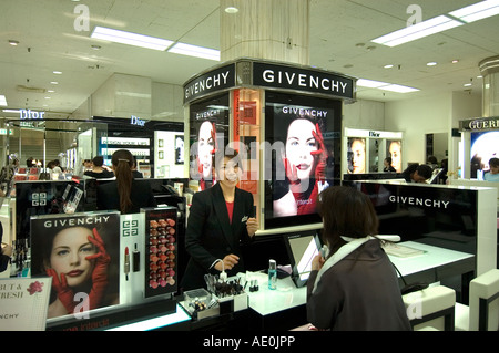 Ginza Tokyo shopping Bereich Mode Mitsukoshi Kabushiki Kaisha Givenchy Stockfoto