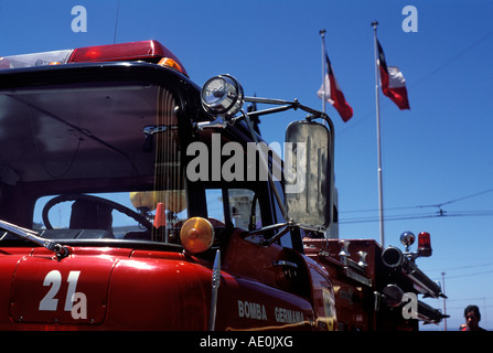 Feuerwehrauto auf den Straßen von Valparaiso, Chile. Stockfoto