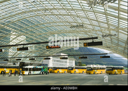 Das integrierte öffentliche Transportsystem bei Chur Schweiz das Bus-System die Züge trifft Stockfoto