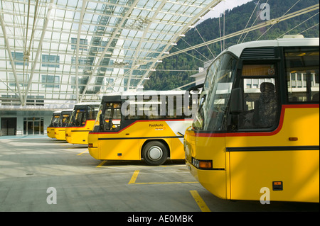 Das integrierte öffentliche Transportsystem bei Chur Schweiz das Bus-System die Züge trifft Stockfoto