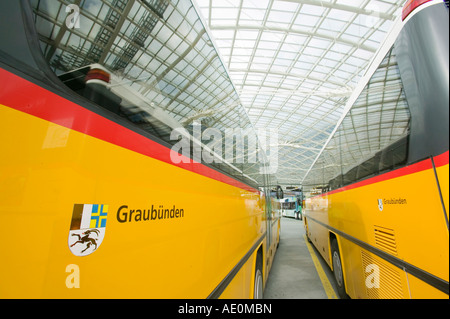 Das integrierte öffentliche Transportsystem bei Chur Schweiz das Bus-System die Züge trifft Stockfoto