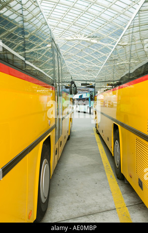 Das integrierte öffentliche Transportsystem bei Chur Schweiz das Bus-System die Züge trifft Stockfoto