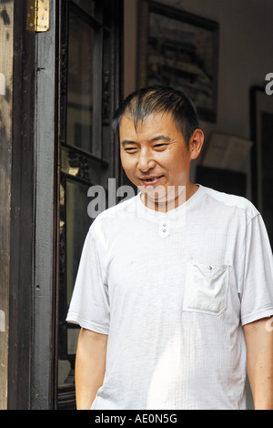 Chinesischer Mann in Tür Peking China Asien Stockfoto