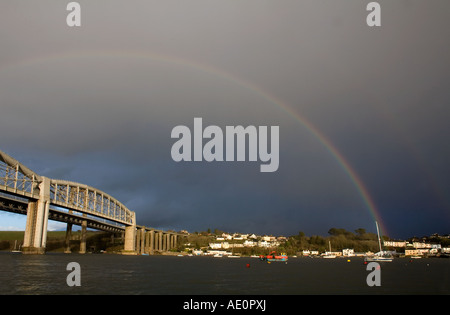 Regenbogen über dem Fluss Tamar Brücke Eisenbahnbrücke in Vordergrund Stockfoto