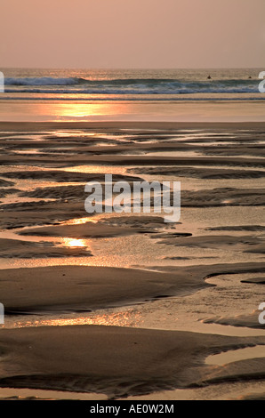 Ebbe am Gwithian Strand in der Nähe von Hayle Cornwall bei Sonnenuntergang Stockfoto