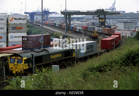 Freightliner Containerzug verlassen den Hafen von Felixstowe, Suffolk, UK. Stockfoto