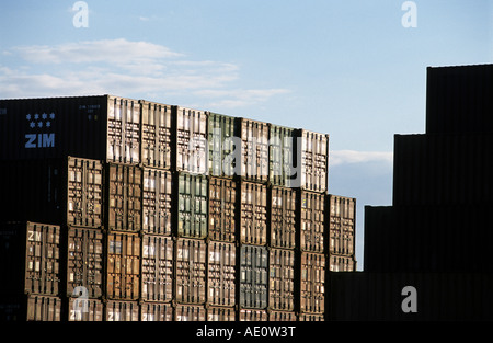 Container gestapelt am Hafen von Felixstowe, Suffolk, UK. Stockfoto