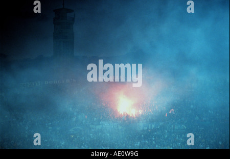 Olypique Marseille Fußball-Fans feiern ein Ziel während eines Spiels im Stade Velodrome, Marseille, Frankreich. Stockfoto