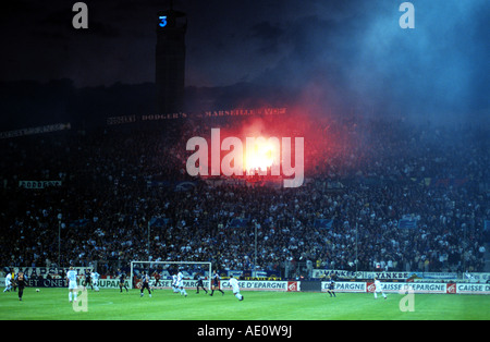 Olypique Marseille Fußball-Fans feiern ein Ziel während eines Spiels im Stade Velodrome, Marseille, Frankreich. Stockfoto