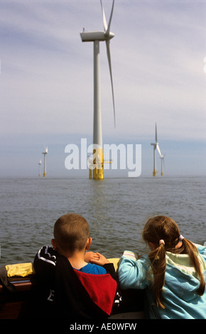 Sightseeing Ausflug mit dem Boot nach einen Offshore-Windpark, UK. Stockfoto