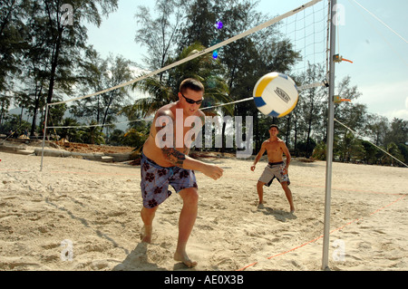 Patong Beach Baden eine Woche nach Asien 2004 Tsunami Touristen Sonne in der Nähe von Wracks Stockfoto