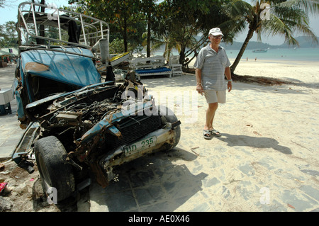 Patong Beach Baden eine Woche nach Asien 2004 Tsunami Touristen Sonne in der Nähe von Wracks Stockfoto