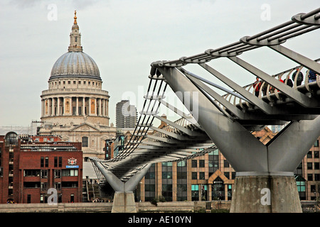 Millennium Fußgängerbrücke und St Pauls Cathedral von der Bankside London England Stockfoto