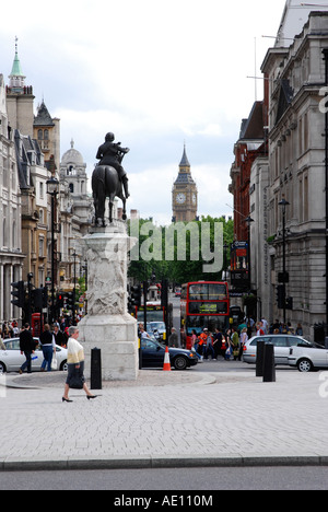 London, Blick vom Trafalgar Square hinunter Whitehall in Richtung Big Ben. Denkmal für König Charles das erste im Vordergrund Stockfoto