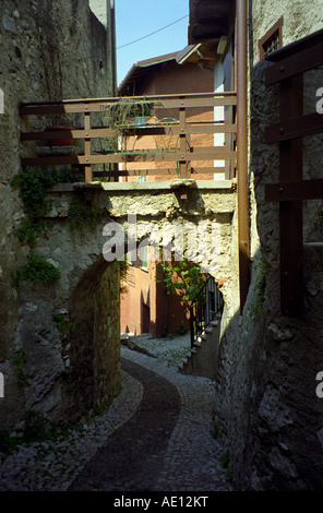 Schmale Straße durch einen Steinbogen in Malcesine am Gardasee Italien Stockfoto